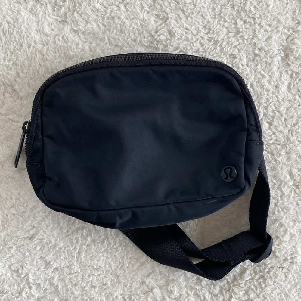 ❤️ Lululemon OG Black Everywhere Belt Bag Original Strap NWOT